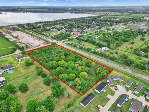 Photo of 2020 E Wallisville Road, Highlands, TX 77562 (MLS # 61316355)