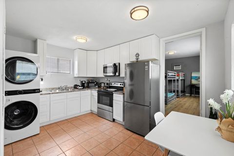 Photo of 4018 Sealy Street, Galveston, TX 77550 (MLS # 48337305) Photo of 4018 Sealy Street, Galveston, TX 77550 (MLS # 48337305)