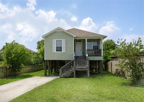 Photo of 944 24th Street, Dickinson, TX 77539 (MLS # 21449338)