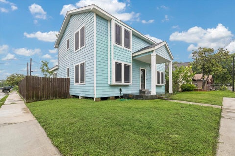 Homes For Sale - 601 W Cleveland Street<br/> Baytown, TX 77520