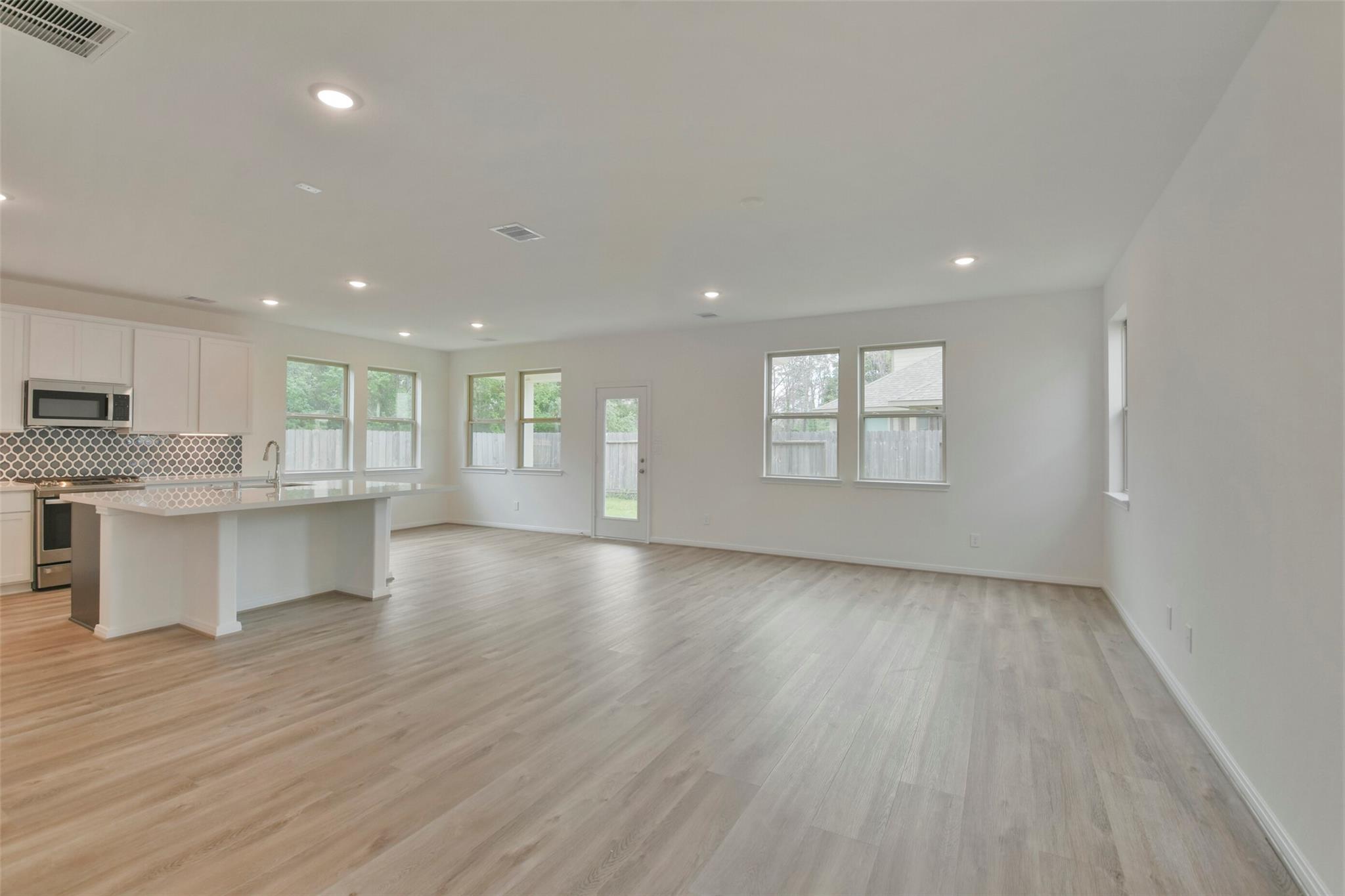 21024 Crinet Square Street