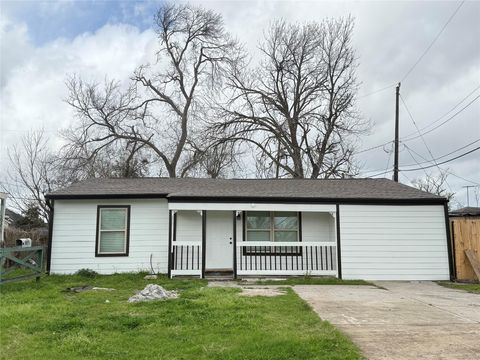 Photo of 5924 Honeysuckle Drive, Houston, TX 77087 (MLS # 76648841)