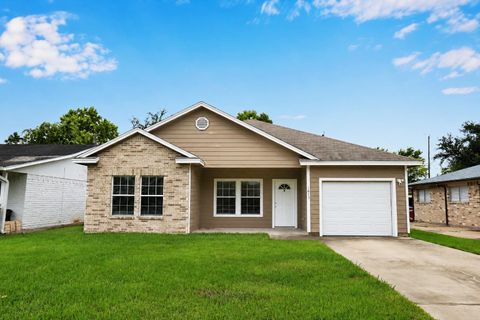 Photo of 1611 N Avenue R, Freeport, TX 77541 (MLS # 48151069)