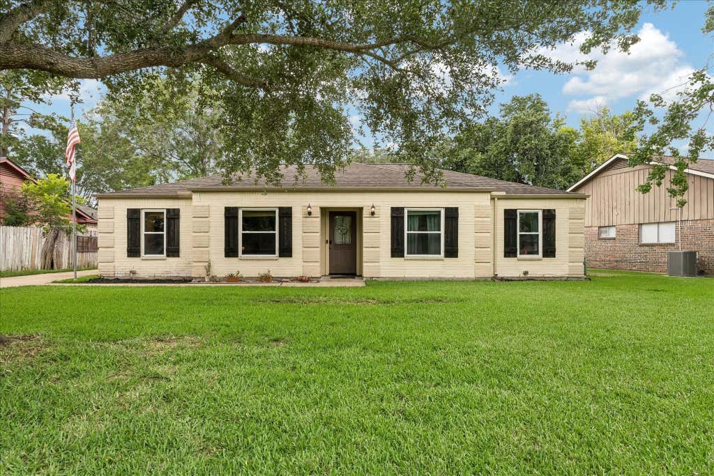 Photo of 15811 Wandering Trail, Friendswood, TX 77546 (MLS # 20673946)