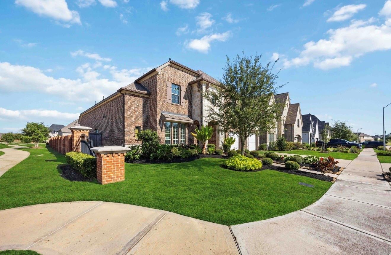 8803 Autumn Pine Drive