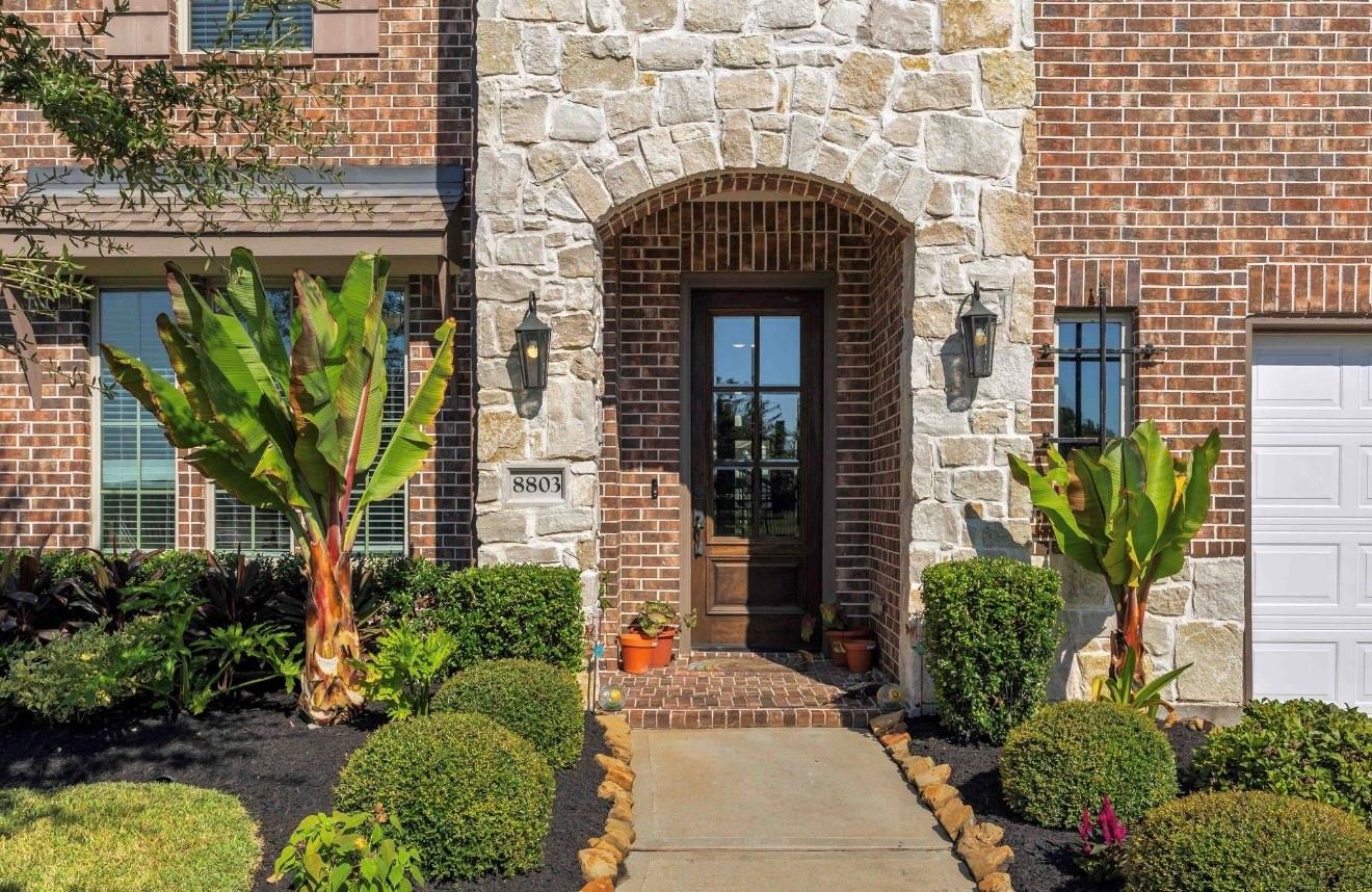8803 Autumn Pine Drive