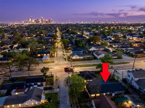 Photo of 1405 Walton Street, Houston, TX 77009 (MLS # 52267416)