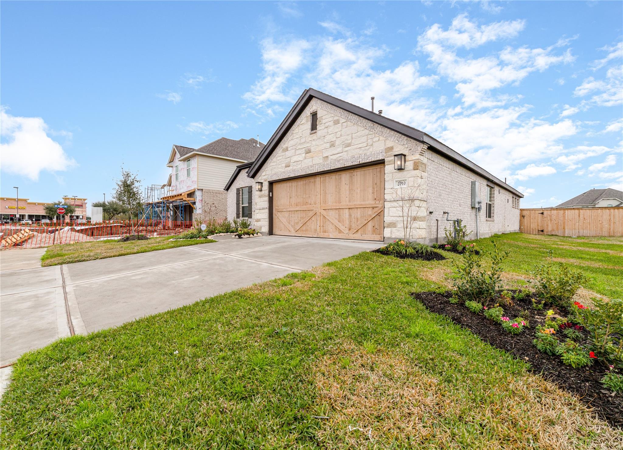 2010 Orchid St