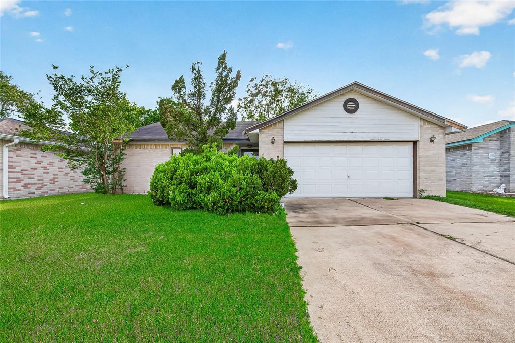 Photo of 7222 Londres Drive, Houston, TX 77083 (MLS # 20914341)