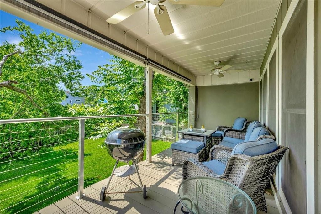 Photo of 112 Oak Road, Clear Lake Shores, TX 77565 (MLS # 98726713)