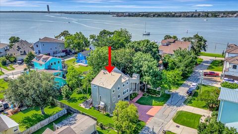 Photo of 112 Oak Road, Clear Lake Shores, TX 77565 (MLS # 98726713)