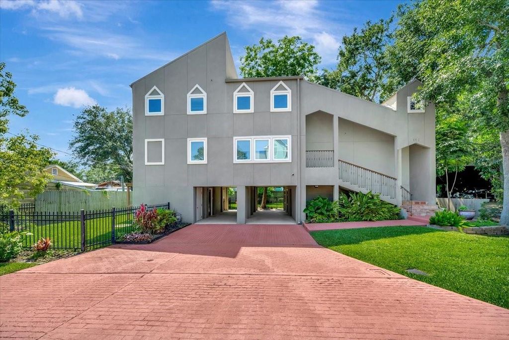 Photo of 112 Oak Road, Clear Lake Shores, TX 77565 (MLS # 98726713)