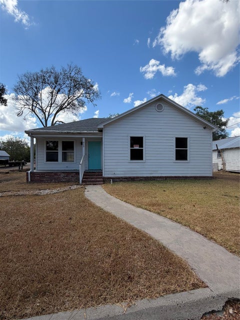 Photo of 413 W Hamilton ST, Cuero, TX 77954 (MLS # 30003516)