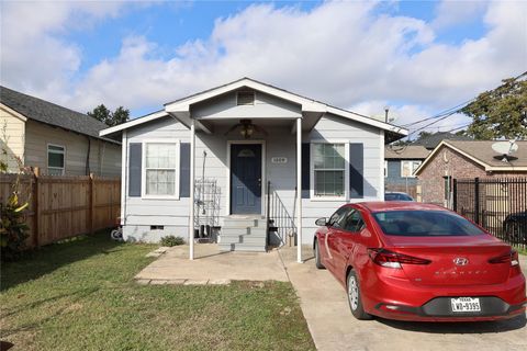 Photo of 1009 Caplin Street, Houston, TX 77022 (MLS # 54485844)