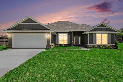 Homes For Sale - 10 Greystone Court<br/> Angleton, TX 77515