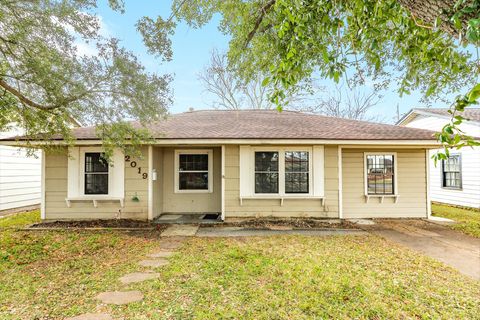 Photo of 2019 N Avenue H Street N, Freeport, TX 77541 (MLS # 13045825)
