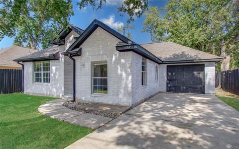 1909 Melbourne Street Houston TX 77026