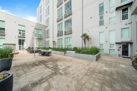 Condo For Sale - 2000 Bagby Street #13439<br/> Houston, TX 77002