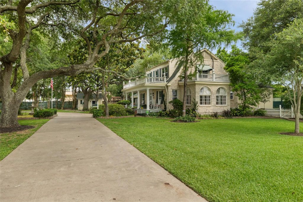 Photo of 916 E James Street, Baytown, TX 77520 (MLS # 59532491)