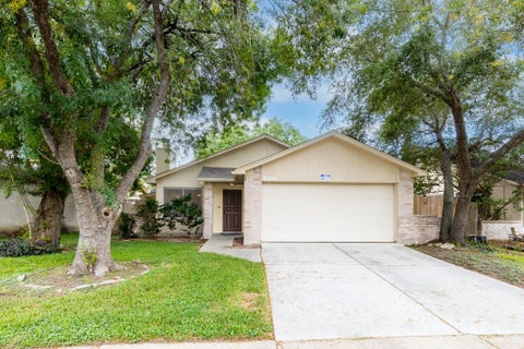 Photo of 10722 Highland Woods Drive, Sugar Land, TX 77498 (MLS # 26442410)