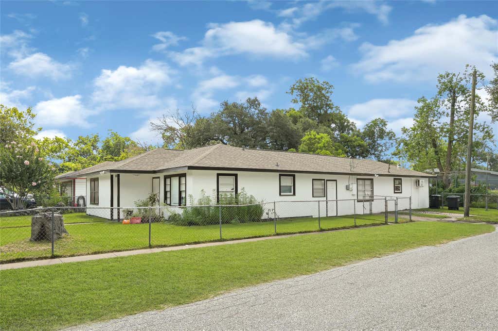 Photo of 1033 W Snyder Street, Alvin, TX 77511 (MLS # 51568974)