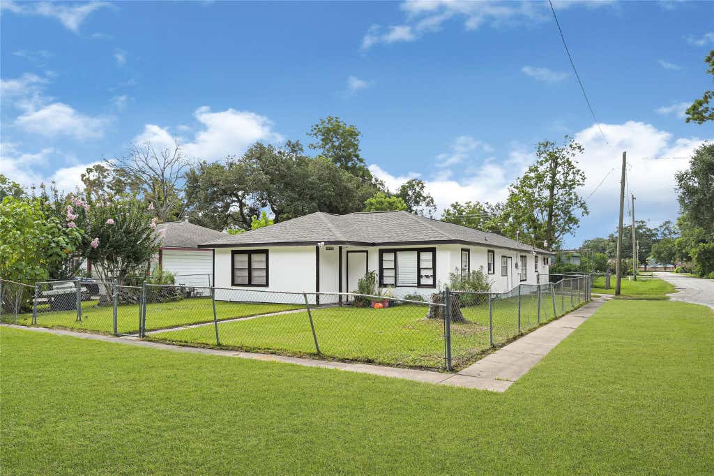 Photo of 1033 W Snyder Street, Alvin, TX 77511 (MLS # 51568974)