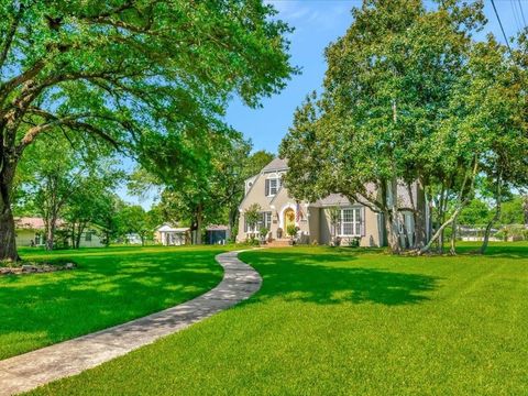 Photo of 402 S Bynum Street, Lufkin, TX 75904 (MLS # 17129203)