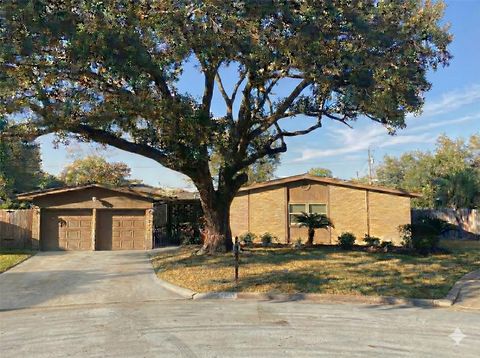 Property photo of 915 merriman court court, friendswood, TX 77546