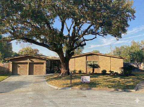 Photo of 915 Merriman Court Court, Friendswood, TX 77546 (MLS # 2425606)