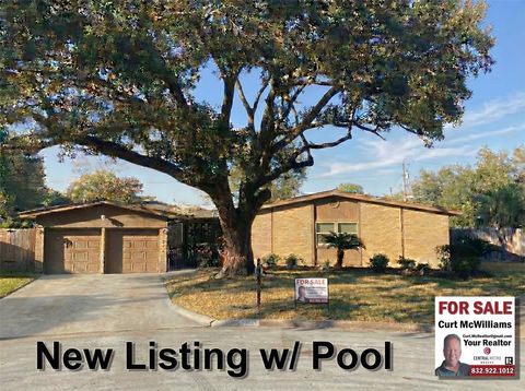 Photo of 915 Merriman Court Court, Friendswood, TX 77546 (MLS # 2425606)