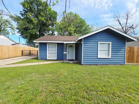 Photo of 709 Befaye Road, Houston, TX 77076 (MLS # 75440960)