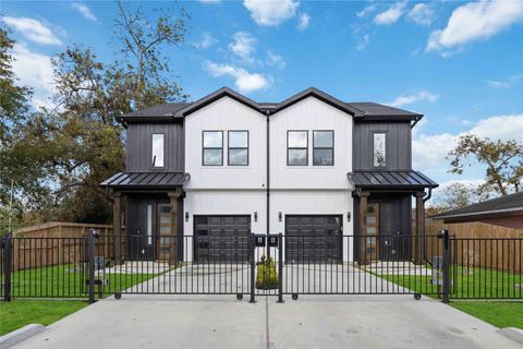 Photo of 964 Lucky Street #B, Houston, TX 77088 (MLS # 76342433)
