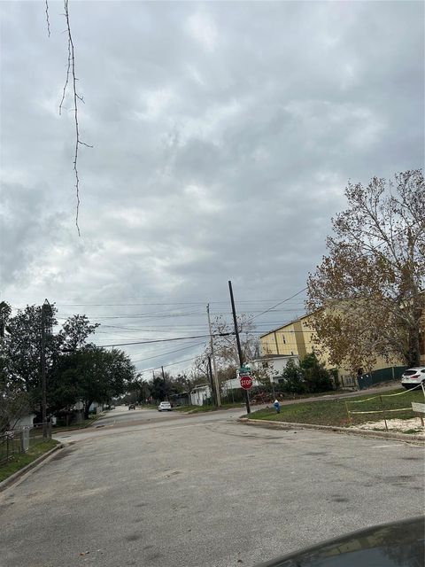 Photo of 1712 Moody Street, Houston, TX 77009 (MLS # 31400109)