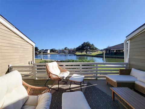 Photo of 10 April Point Drive S, Conroe, TX 77356 (MLS # 43528266)