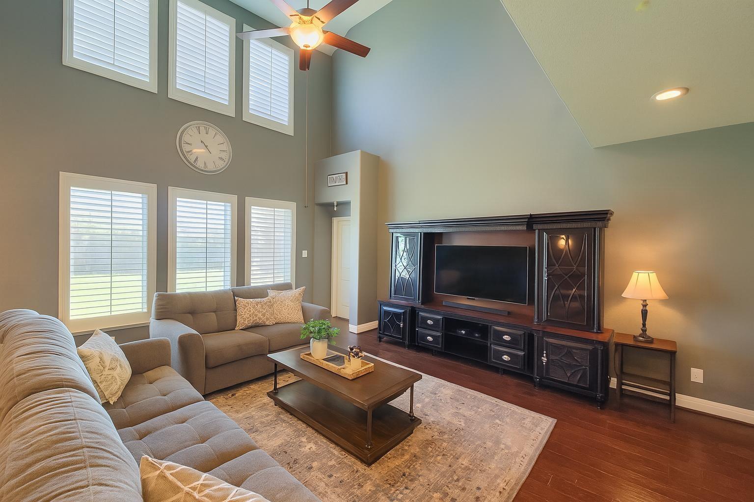 1904 Emerald Breeze Court