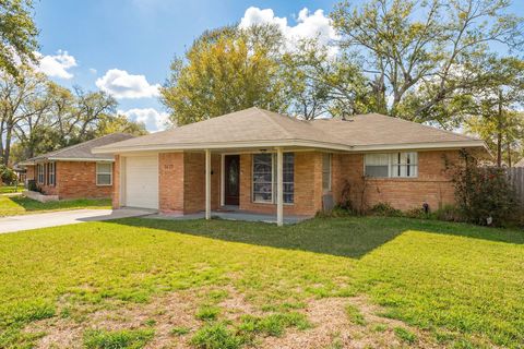 Photo of 5637 Wood Creek Way Way, Houston, TX 77017 (MLS # 15406157)