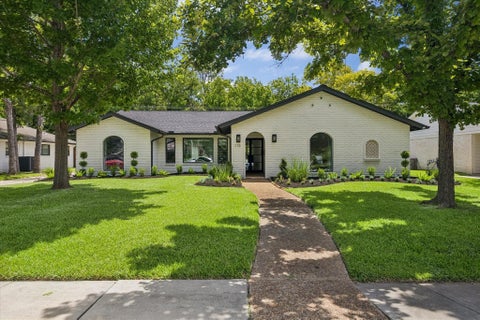Photo of 115 Blue Willow Drive, Houston, TX 77042 (MLS # 50925992)