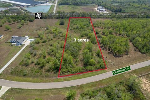 Photo of 22611 Chenango Lake Drive, Angleton, TX 77515 (MLS # 37053155)