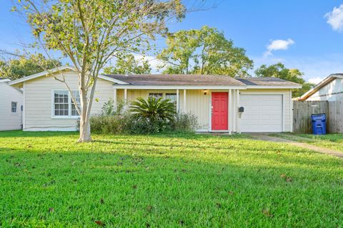 Photo of 1513 5th Avenue N, Texas City, TX 77590 (MLS # 72597679)