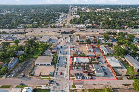 Photo of 2708 N Shepherd Drive, Houston, TX 77008 (MLS # 28841508)