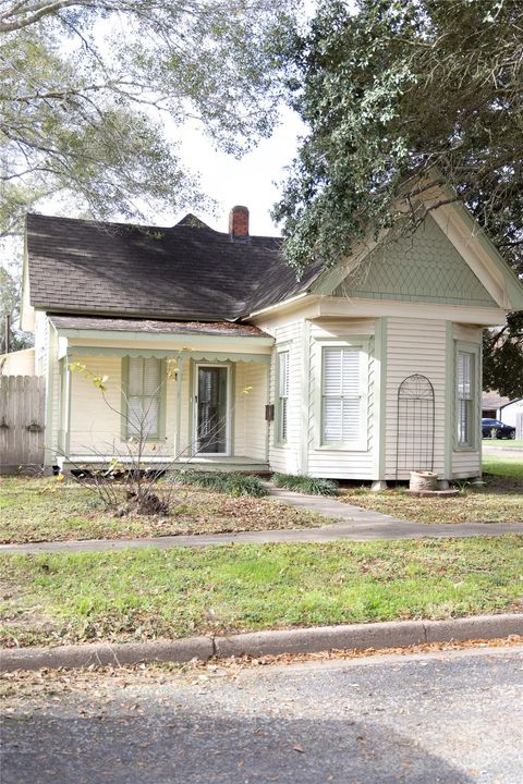 Photo of 402 Alamo Street, El Campo, TX 77437 (MLS # 44280883)