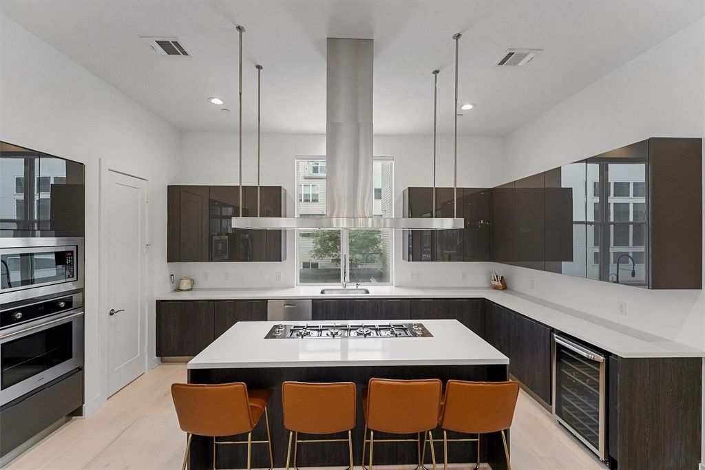 Photo of 5854 E Post Oak Lane, Houston, TX 77055 (MLS # 7953671)