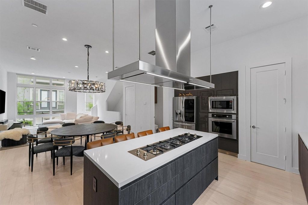 Photo of 5854 E Post Oak Lane, Houston, TX 77055 (MLS # 7953671)