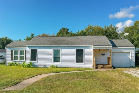 Photo of 816 1st Street, La Marque, TX 77568 (MLS # 79018529)