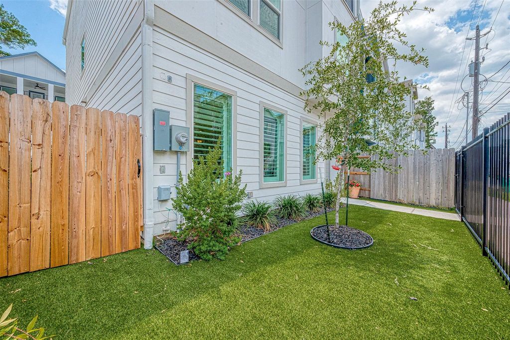 Photo of 909 W 35th Street #A, Houston, TX 77018 (MLS # 18288865)