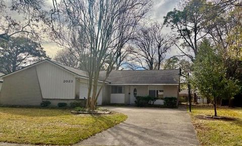 Photo of 2023 Westlake Road, Houston, TX 77062 (MLS # 81205778)