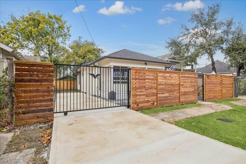 Photo of 437 N Everton Street, Houston, TX 77003 (MLS # 56453437)
