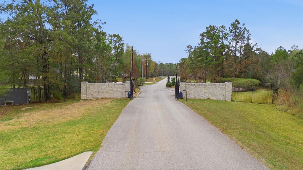Photo of 12033 Oak Forest Lane, Conroe, TX 77385 (MLS # 54099645)