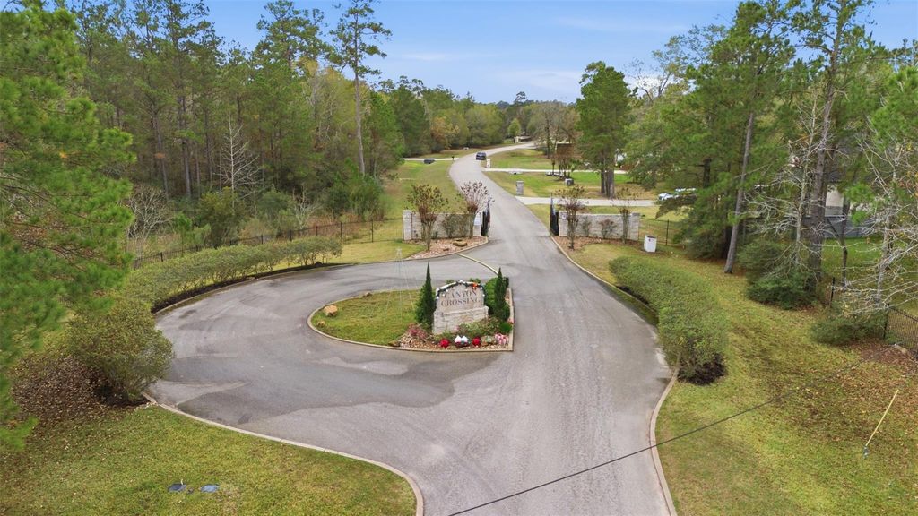 Photo of 12033 Oak Forest Lane, Conroe, TX 77385 (MLS # 54099645)