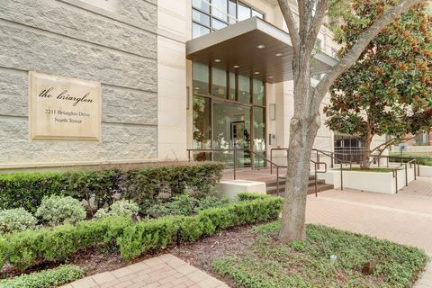 Photo of 2211 Briarglen Drive #604, Houston, TX 77027 (MLS # 11092652)